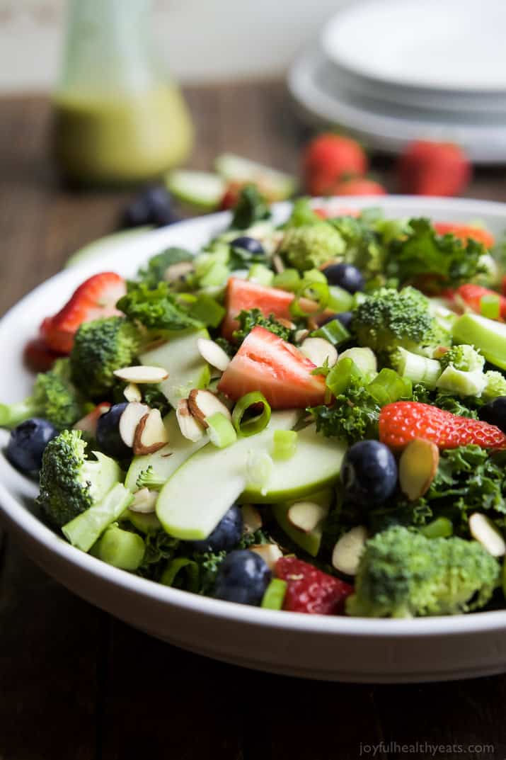 Summer Detox Salad with Citrus Basil Vinaigrette 夏季排毒沙拉与柑橘罗勒醋汁在一碗