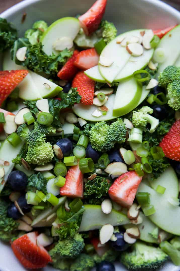 Summer Detox Salad with Citrus Basil Vinaigrette 夏日排毒沙拉碗的特写