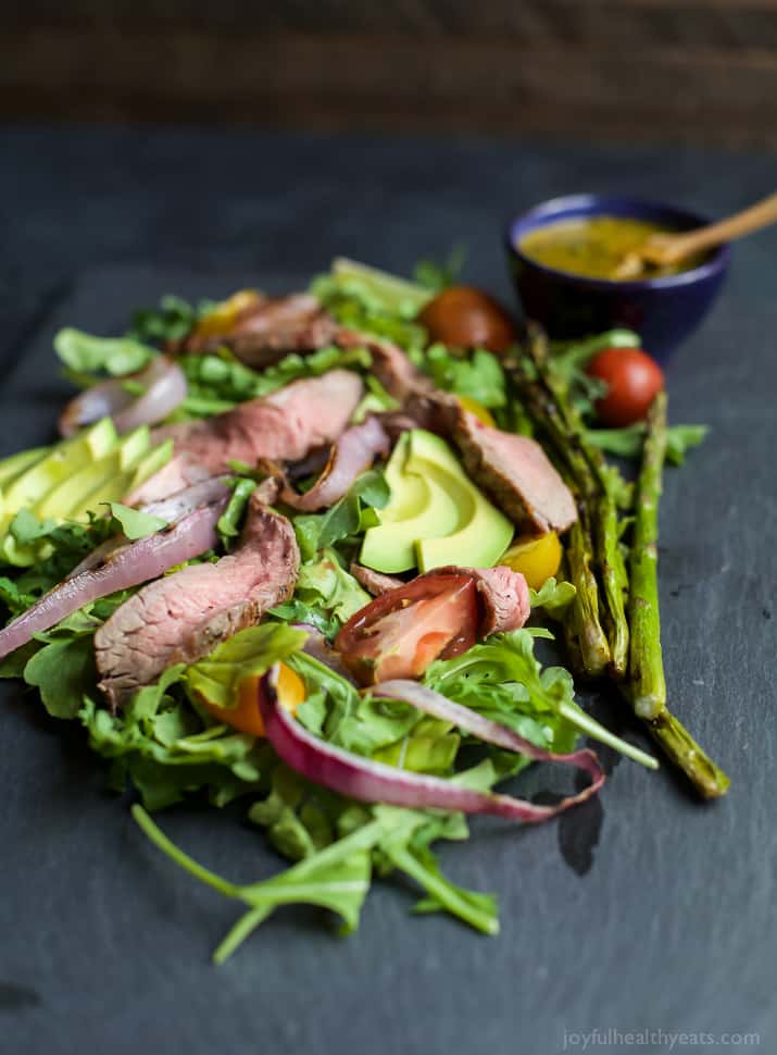 California Steak Salad with Chimichurri Dressing 加州牛排沙拉配牛油果片,番茄,红洋葱和香辣酱汁