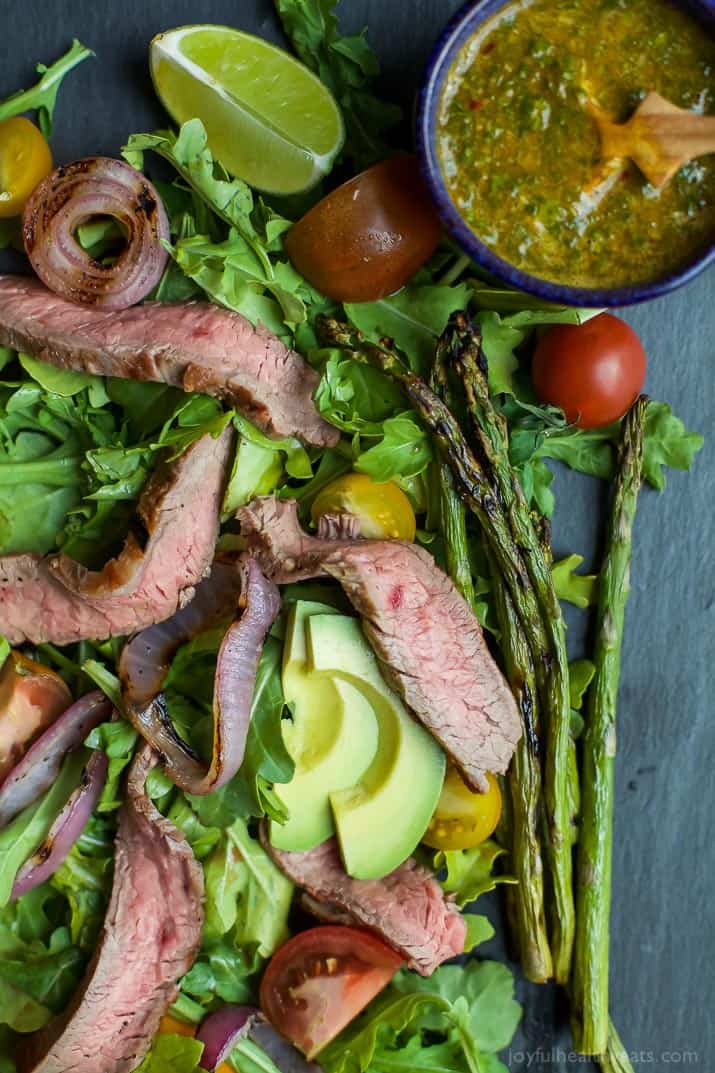 California Steak Salad with Chimichurri Dressing 加州牛排沙拉配辣椒酱俯视图