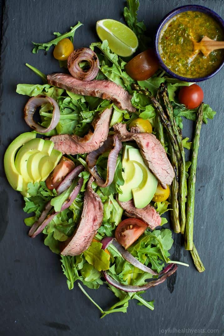 California Steak Salad with Chimichurri Dressing 俯瞰加州牛排沙拉与切片牛油果和墨西哥辣椒酱