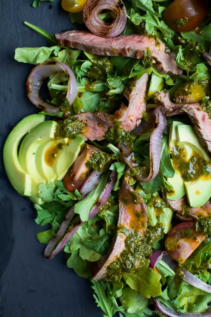 California Steak Salad with Chimichurri Dressing 加州牛排沙拉配牛油果,红洋葱,番茄和香辣酱汁