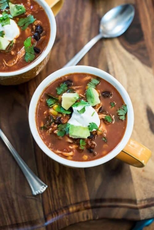 Healthy 30-Minute Dinners 两个白色汤碗装满了鸡肉玉米饼汤