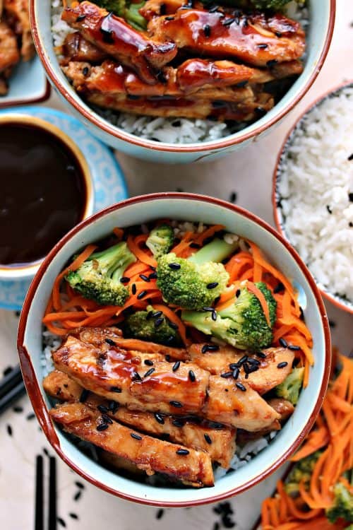 Healthy 30-Minute Dinners 两个照烧碗配酱油和白米饭