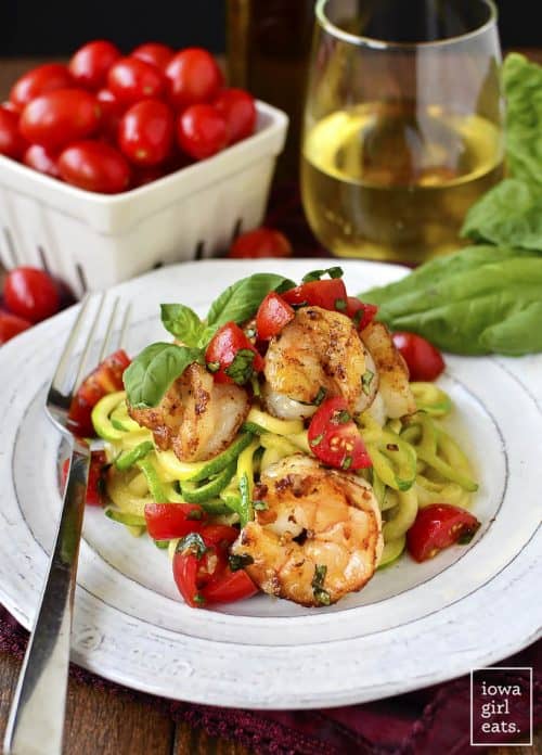 Healthy 30-Minute Dinners 一盘蒜味番茄罗勒虾,佐以Zoodles,配以一杯白葡萄酒