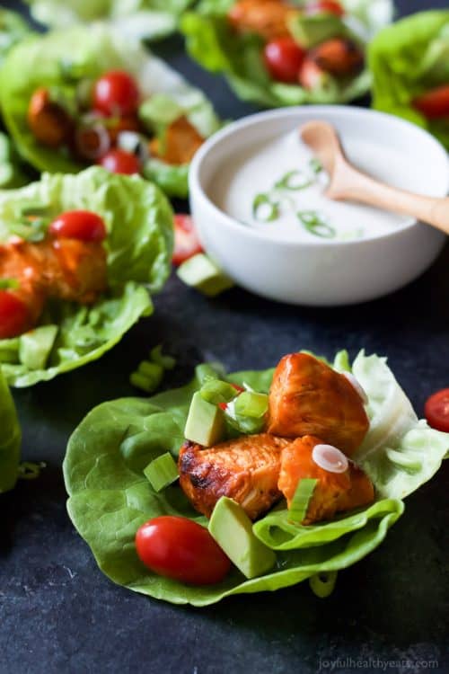 Healthy 30-Minute Dinners 五份烤布法罗鸡肉生菜卷和一碗酸奶油和香葱