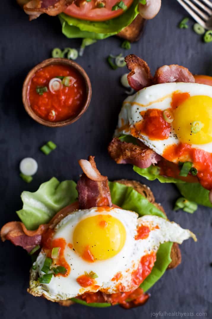 Open Faced BLT Sandwich with Harissa 在黑色表面上的鸟瞰图的露面露面的早餐三明治