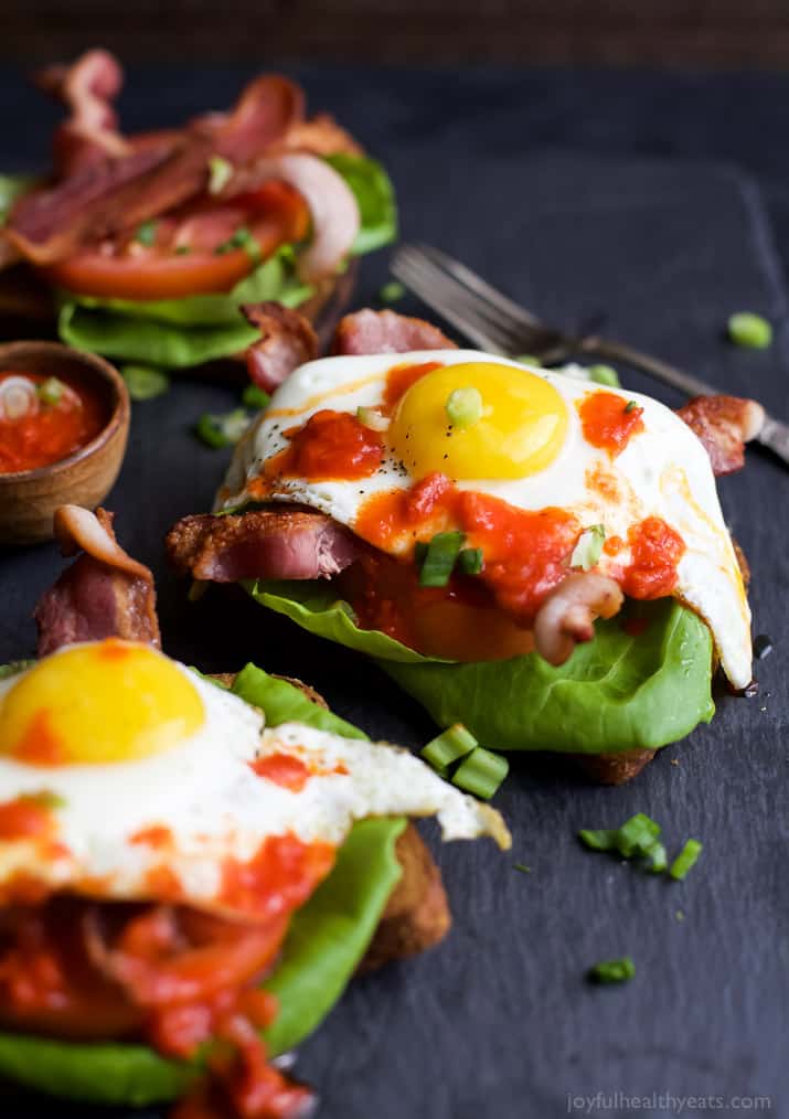 Open Faced BLT Sandwich with Harissa 几个开放的脸上的闪亮三明治冠上了鸡蛋和辛辣的麦利亚