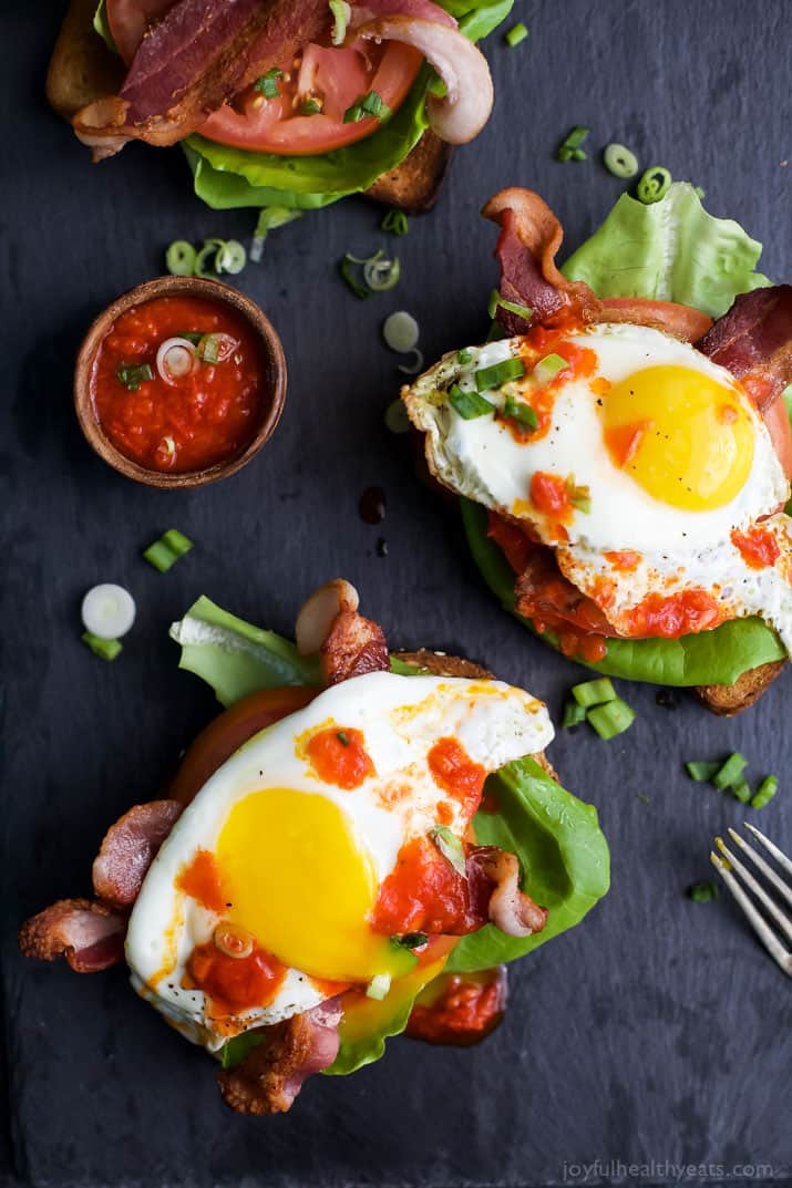 Open Faced BLT Sandwich with Harissa 两个开放的blt蛋三明治与麦利在旁边,毛毛雨淋漓