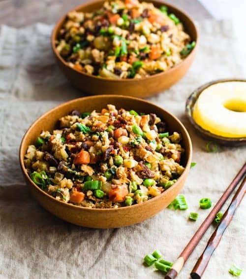 Healthy 30-Minute Dinners 两个盛有古菜花炒饭的木碗