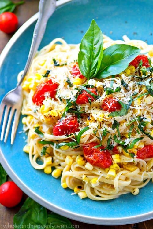 Healthy 30-Minute Dinners 水蓝色的夏日宽面条配叉子