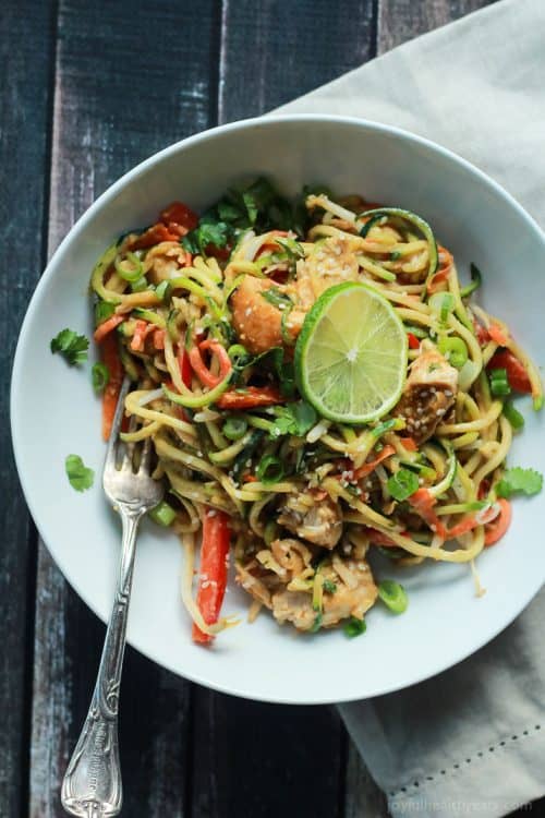 Healthy 30-Minute Dinners 一份餐巾纸和一碗泰式鸡肉西葫芦面配辣味花生酱