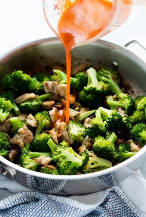 Healthy 30-Minute Dinners 牛水鸡和西兰花碗淋上牛水酱