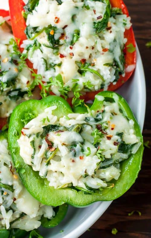 Healthy 30-Minute Dinners 特写镜头的一个红色和绿色奶酪菠菜填充胡椒