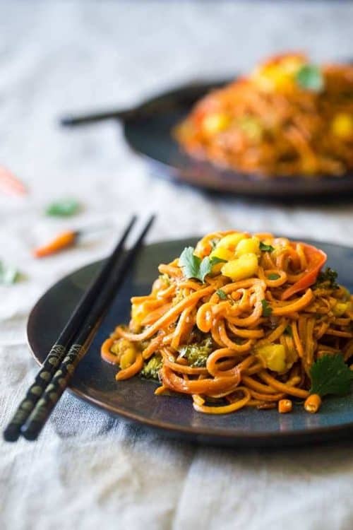 Healthy 30-Minute Dinners 两个海军蓝盘子和椰子咖喱和两套筷子