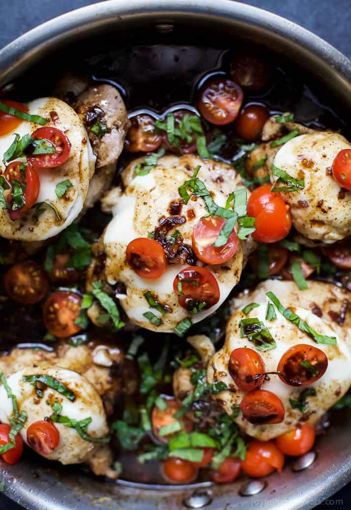 Balsamic Glazed Caprese Chicken 特写图像的意大利香釉面卡布里鸡
