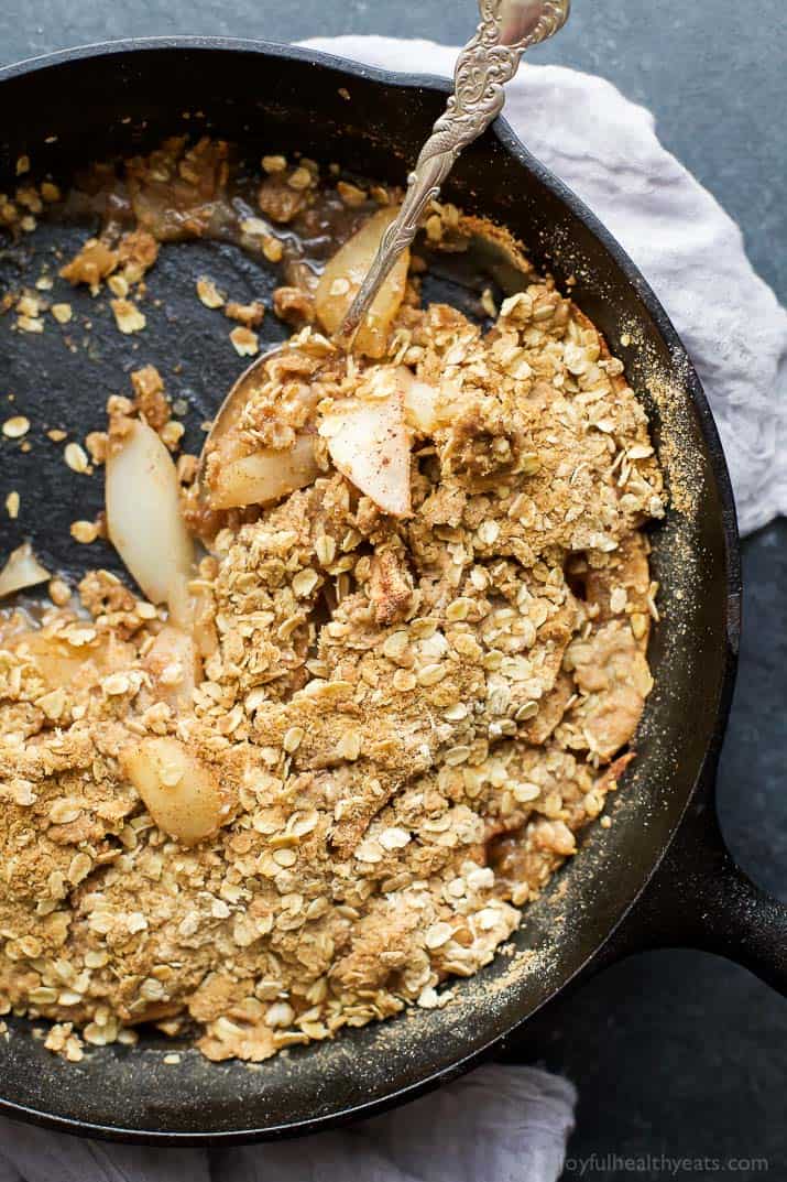顶视图肉桂苹果梨脆在一个铸铁煎锅