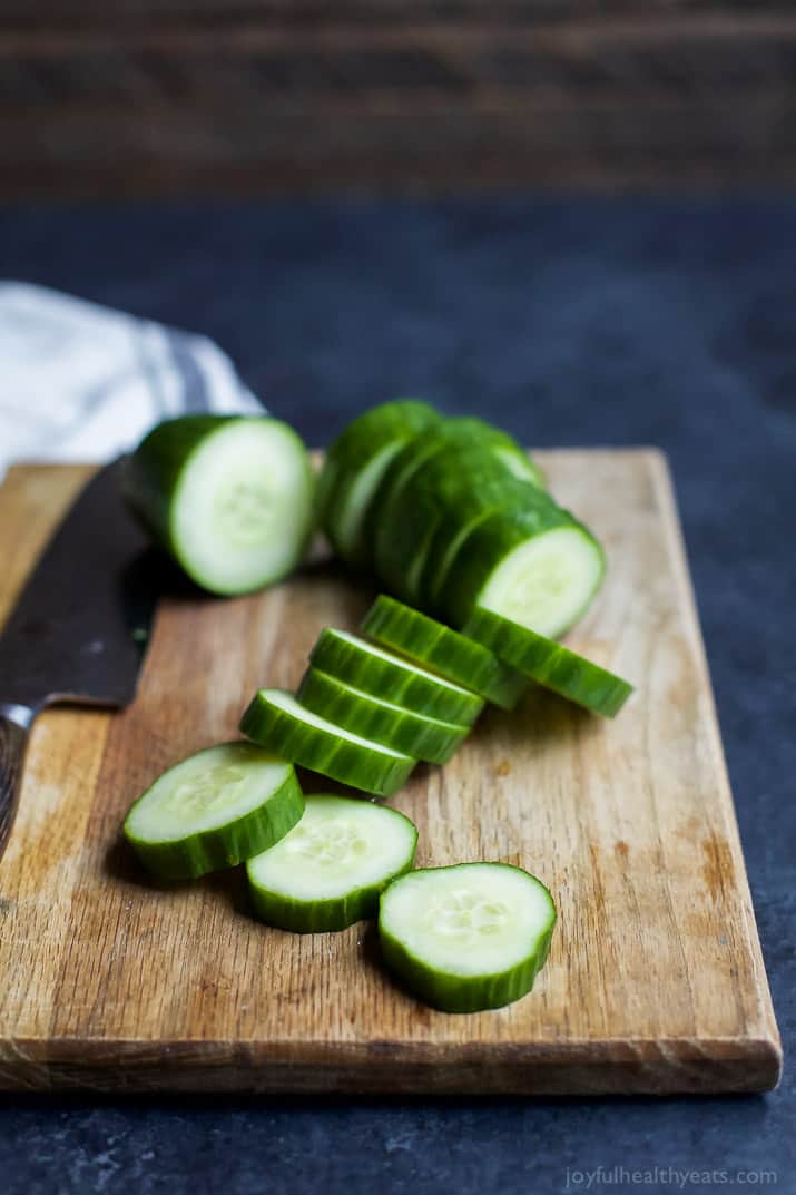 新鲜简单的黄瓜咬上充满热情的香草奶油奶酪和甜皮基洛辣椒。完美的清爽开胃菜食谱为您的下一次聚会!#无麸质#素食主义者