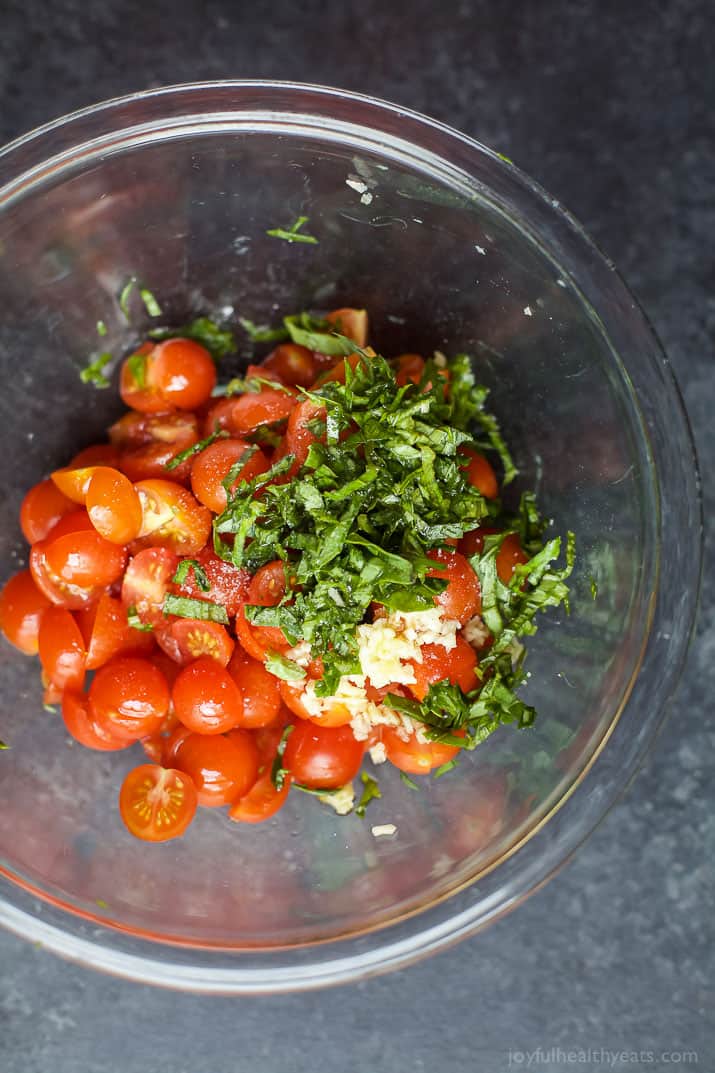 Pesto Polenta Bites with Tomato Bruschetta 番茄意式烤面包配料的图片