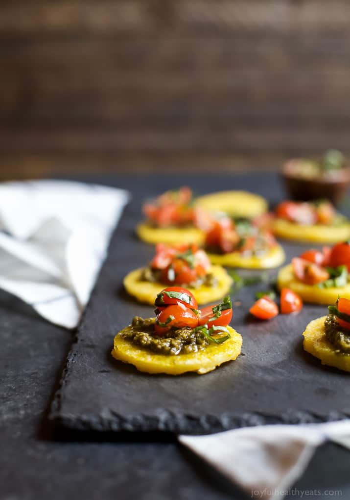 Pesto Polenta Bites with Tomato Bruschetta 脆脆的玉米粥和新鲜的番茄意式烤面包的图片