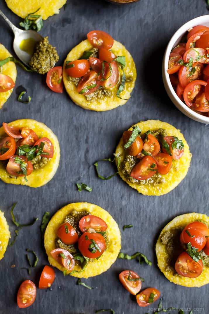Sweet & Savory Holiday Appetizer Bites 5PestoPolenta比特斯与番茄Bruschetta