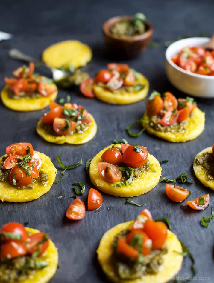 Pesto Polenta Bites with Tomato Bruschetta 番茄意式烤面包配香蒜酱玉米粥