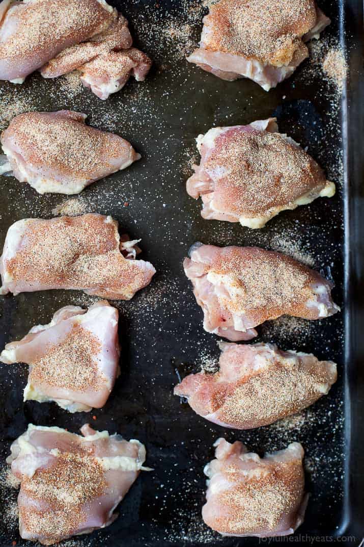 平底锅蒜味帕玛森鸡大腿,一锅平底锅的美味会让你大吃一惊。这种健康的食物在30分钟内就能吃完,每份的热量为262卡路里。| joyfulhealthyeats.com | #ad鸡肉食谱|无麸质