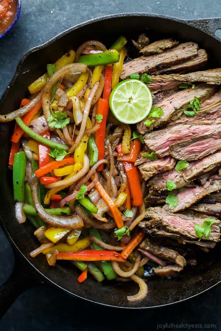 自制牛排Fajita Burrito碗充满奎奴亚藜,Fajita Steak,Avocado和一个Cilantro Lime Chimichurri酱你崇拜。这个快速的卷饼碗在30分钟内完成,一定是最喜欢的!|JoyfulHealthYeats.com |不麸质食谱