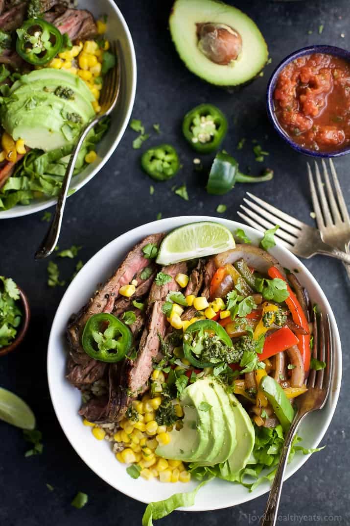 自制牛排Fajita Burrito碗充满奎奴亚藜,Fajita Steak,Avocado和一个Cilantro Lime Chimichurri酱你崇拜。这个快速的卷饼碗在30分钟内完成,一定是最喜欢的!|JoyfulHealthYeats.com |不麸质食谱
