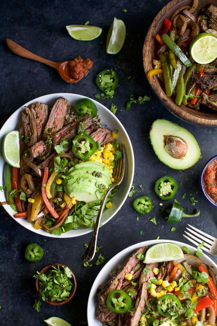 自制牛排Fajita Burrito碗充满奎奴亚藜,Fajita Steak,Avocado和一个Cilantro Lime Chimichurri酱你崇拜。这个快速的卷饼碗在30分钟内完成,一定是最喜欢的!|JoyfulHealthYeats.com |不麸质食谱