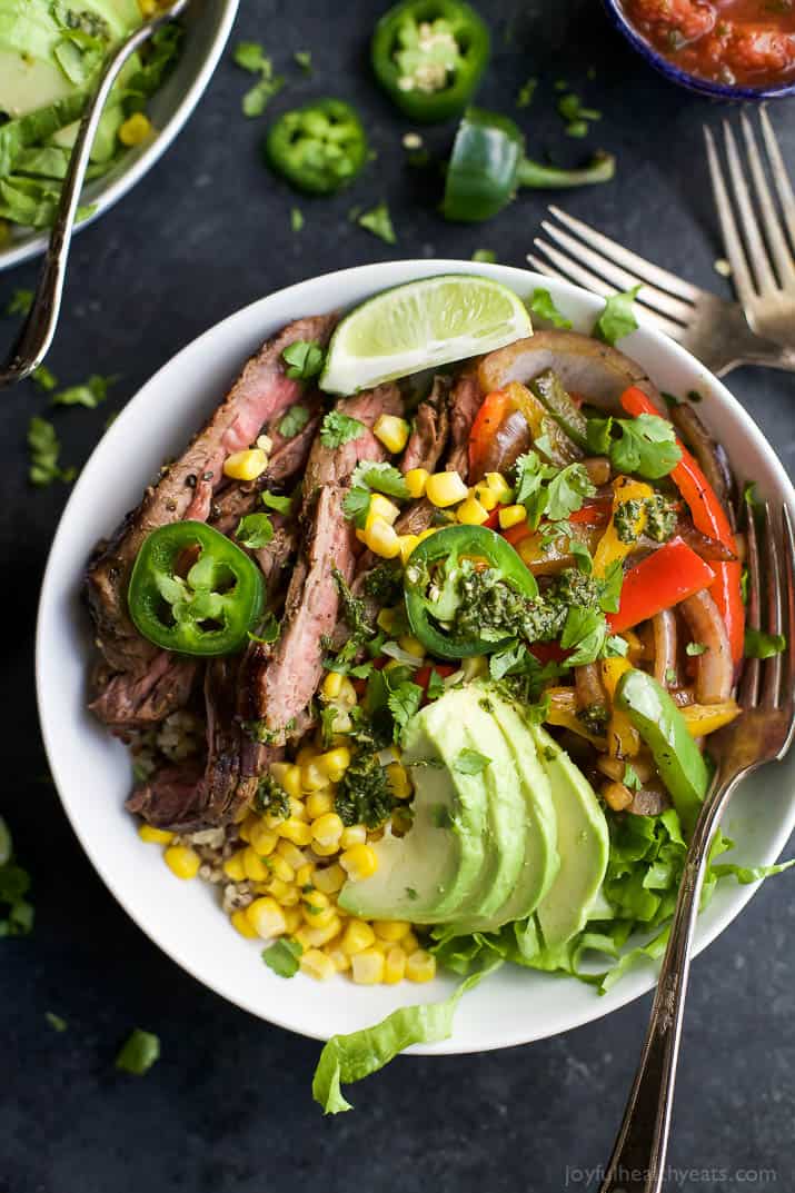 自制牛排Fajita Burrito碗充满奎奴亚藜,Fajita Steak,Avocado和一个Cilantro Lime Chimichurri酱你崇拜。这个快速的卷饼碗在30分钟内完成,一定是最喜欢的!|JoyfulHealthYeats.com |不麸质食谱