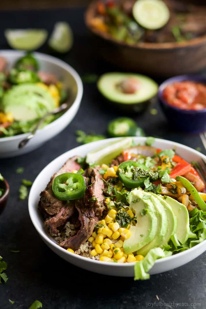 自制牛排Fajita Burrito碗充满奎奴亚藜,Fajita Steak,Avocado和一个Cilantro Lime Chimichurri酱你崇拜。这个快速的卷饼碗在30分钟内完成,一定是最喜欢的!|JoyfulHealthYeats.com |不麸质食谱