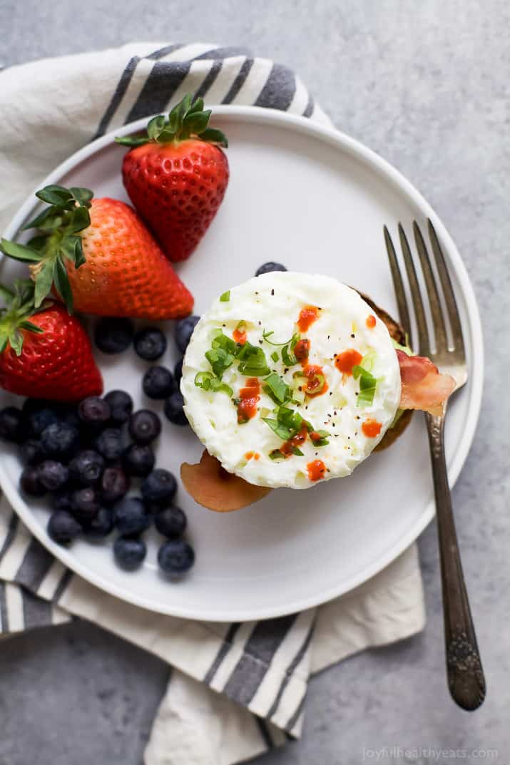 Easy 15 minute BACON AVOCADO EGG WHITE BREAKFAST SANDWICH, an easy power breakfast with 15 grams of protein and only 279 calories per serving! #allwhiteseggwhites #ad