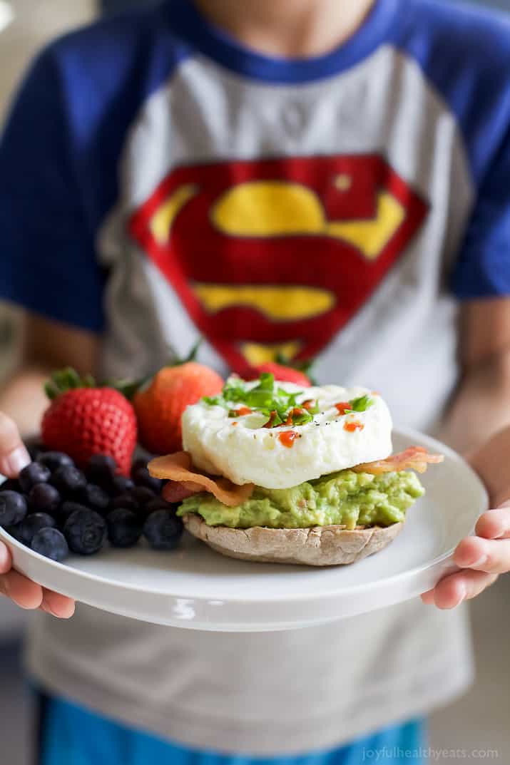 Easy 15 minute BACON AVOCADO EGG WHITE BREAKFAST SANDWICH, an easy power breakfast with 15 grams of protein and only 279 calories per serving! #allwhiteseggwhites #ad