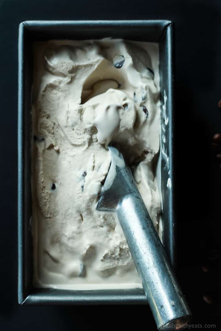 Espresso Chocolate Chip Ice Cream 一盒自制意式浓缩冰淇淋,里面有一个金属勺子