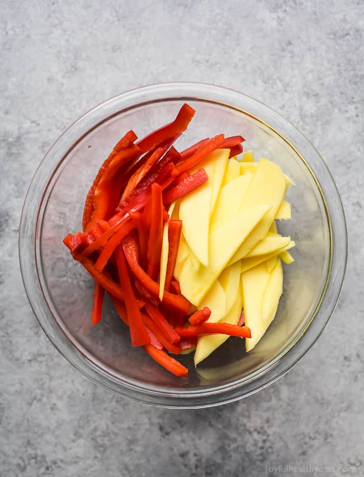 Thai Mango Avocado Salad 芒果和红辣椒的图片