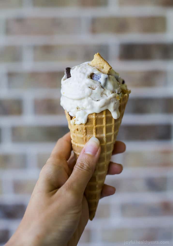 一个简单的自制S'more冷冻酸奶食谱,只用7种原料!因为夹心饼干和冷冻酸奶是夏天的主食!#广告# UndeniablyDairy