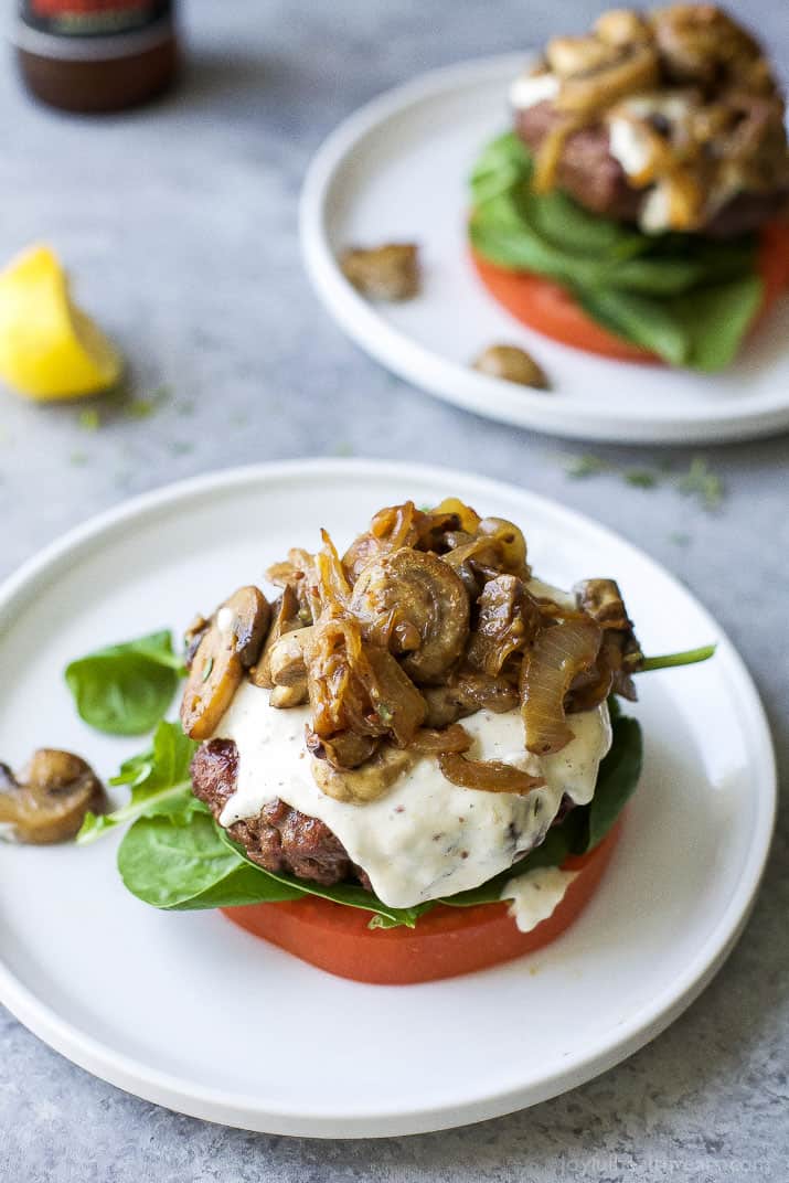 Mushroom Burger with Horseradish Aioli 一个蘑菇汉堡的图象与辣根Aioli的在板材