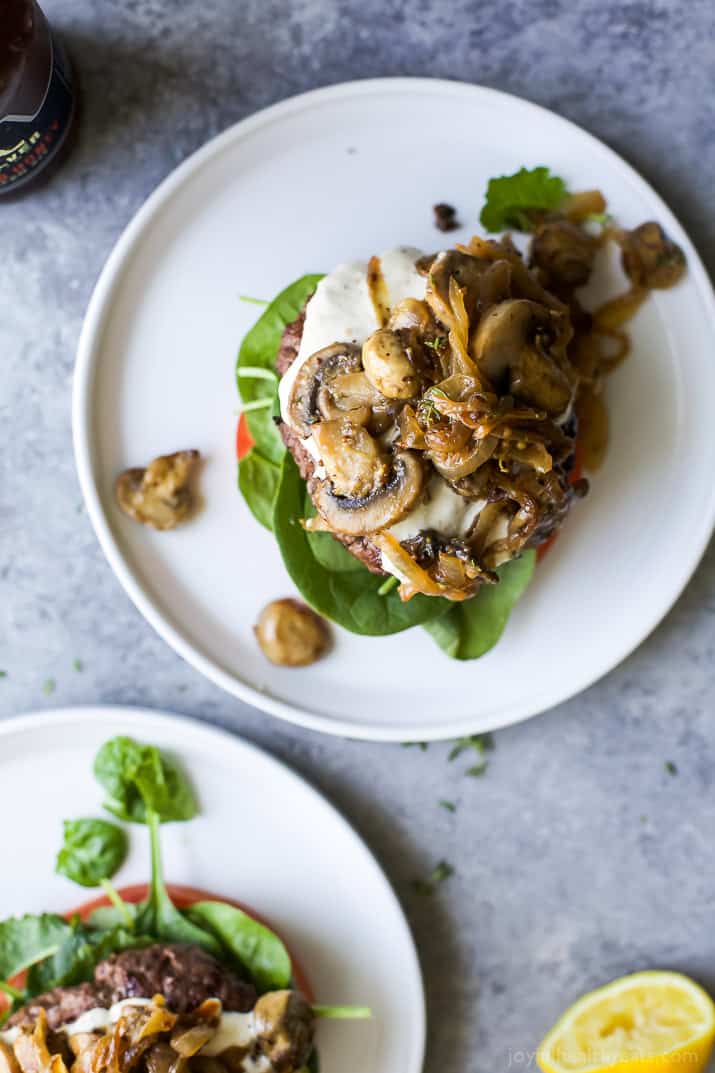 Mushroom Burger with Horseradish Aioli 上面的辣根蒜泥蛋黄酱蘑菇汉堡图片