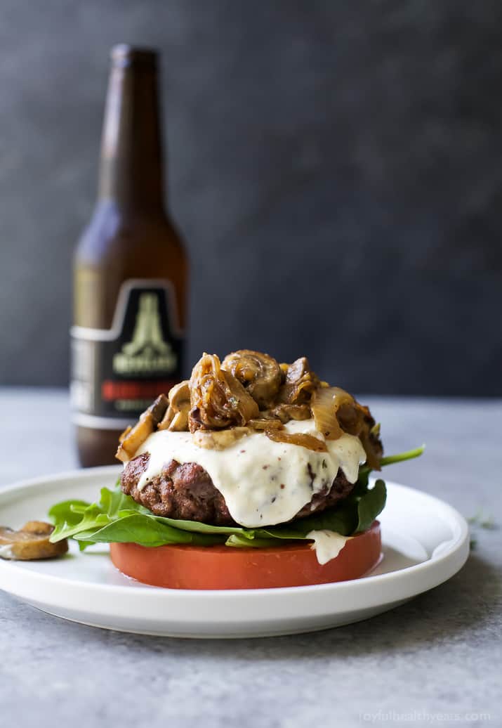 Mushroom Burger with Horseradish Aioli 图片是一盘含有辣根蒜泥蛋黄酱的蘑菇汉堡