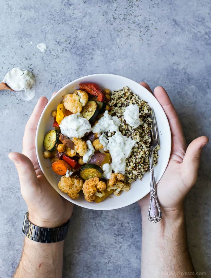 烤蔬菜谷物碗-一个无麸质谷物碗装满香料烤蔬菜,然后覆盖在奶油酸奶酱。你的家人会喜欢的一餐,完美的无肉星期一!