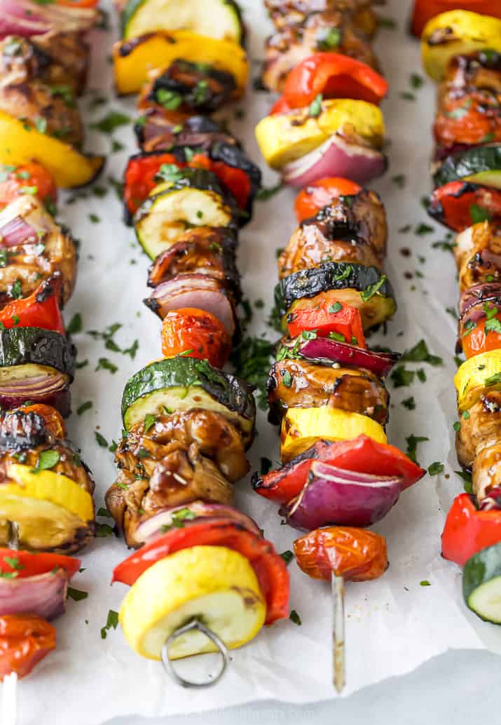 关闭最好的永远的甘蓝烤鸡鸡Kabobs