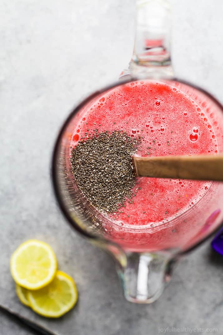 Chia种子的顶视图被搅动入一个投手chia莓柠檬水spritzer
