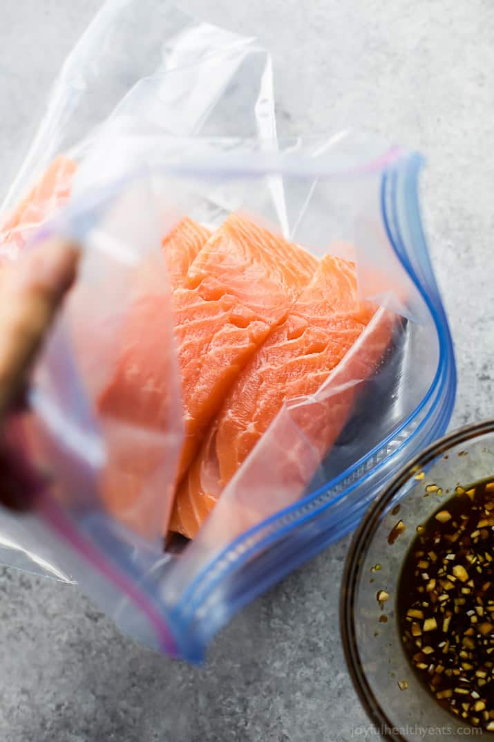 Easy Teriyaki Salmon在亚洲面条床上用糙米面条,新鲜蔬菜和自制亚洲芝麻酱制成!夏天的光线,简单的清爽食谱!|不麸质食谱