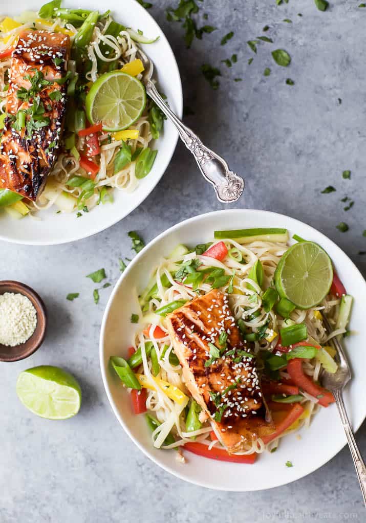 Easy Teriyaki Salmon在亚洲面条床上用糙米面条,新鲜蔬菜和自制亚洲芝麻酱制成!夏天的光线,简单的清爽食谱!|不麸质食谱