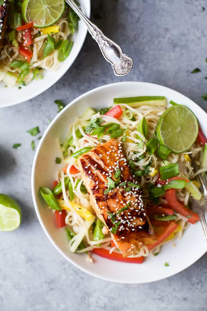 Easy Teriyaki Salmon在亚洲面条床上用糙米面条,新鲜蔬菜和自制亚洲芝麻酱制成!夏天的光线,简单的清爽食谱!|不麸质食谱