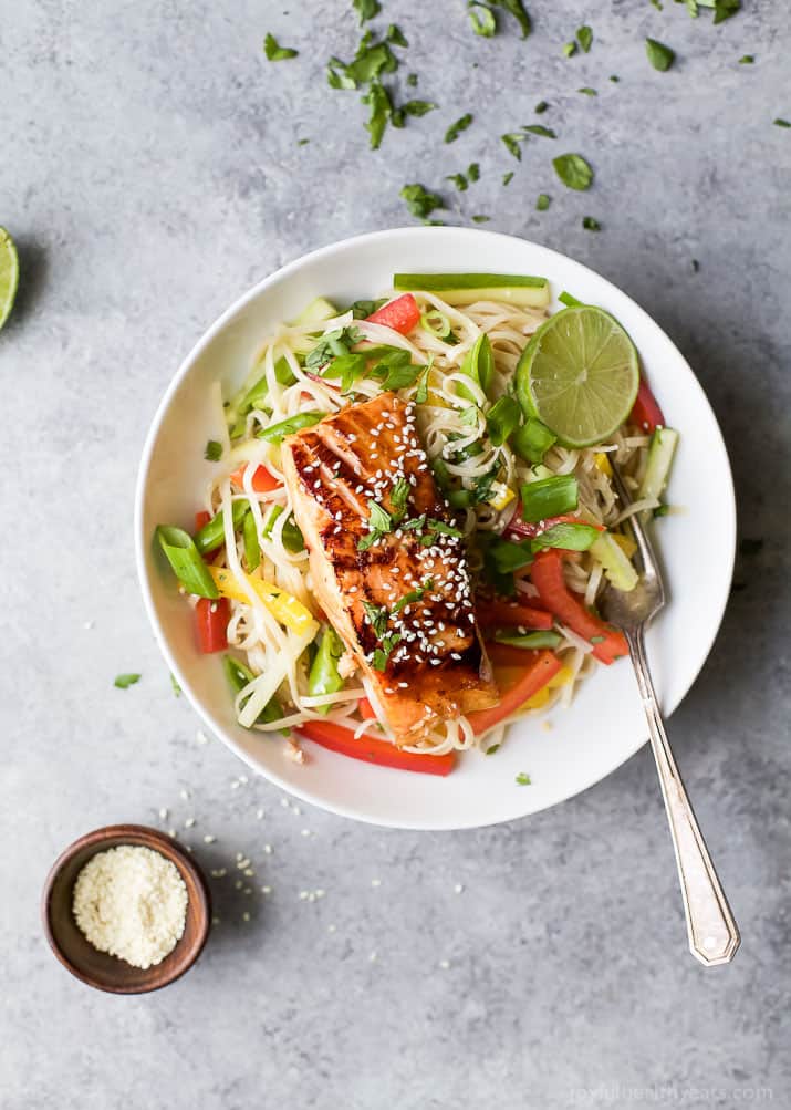 Easy Teriyaki Salmon在亚洲面条床上用糙米面条,新鲜蔬菜和自制亚洲芝麻酱制成!夏天的光线,简单的清爽食谱!|不麸质食谱