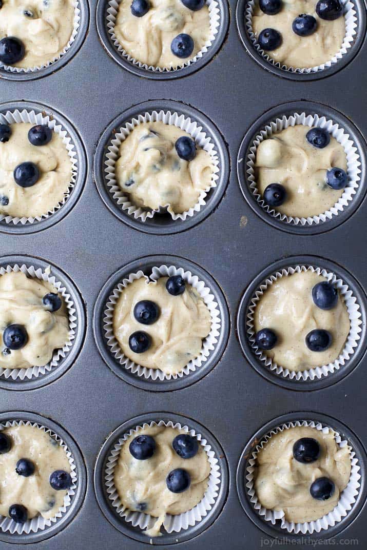 一个易于自制的蓝莓松饼食谱,家人会爱。 Moist Blueberry Muffins bursting with blueberry flavor! A perfect breakfast or after school snack option!