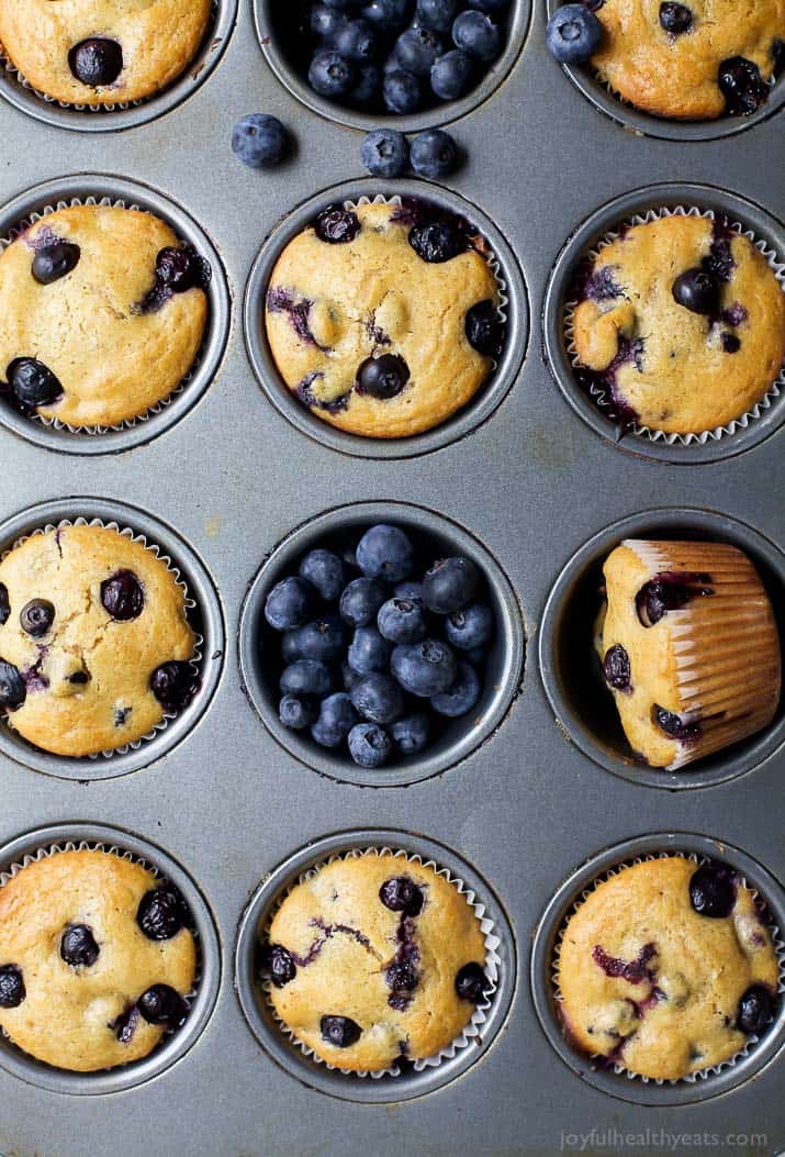 一个易于自制的蓝莓松饼食谱,家人会爱。 Moist Blueberry Muffins bursting with blueberry flavor! A perfect breakfast or after school snack option!