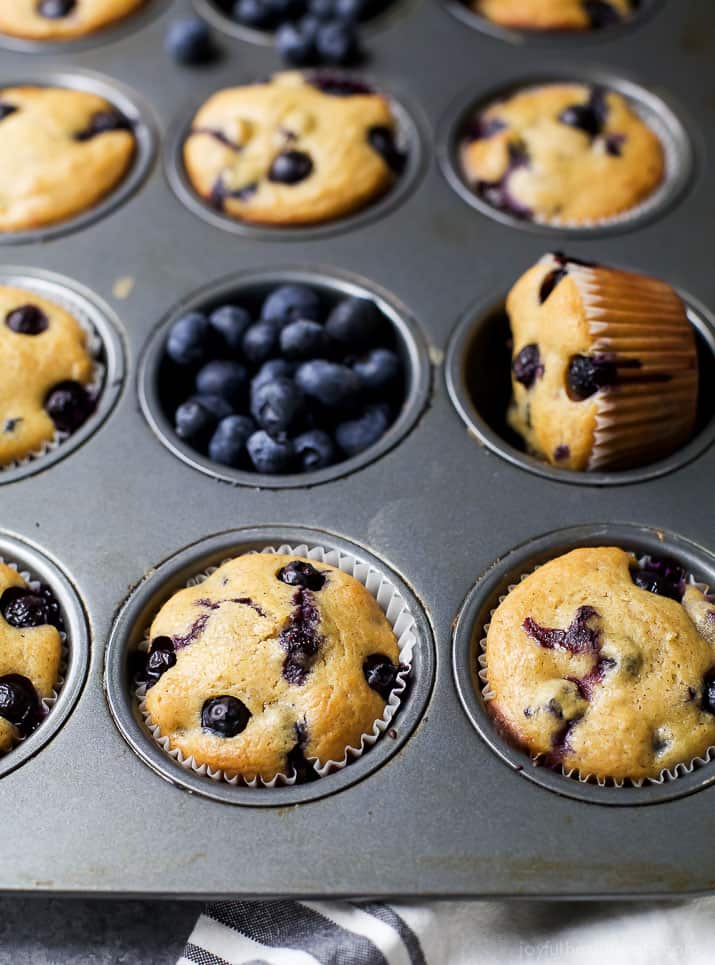 一个易于自制的蓝莓松饼食谱,家人会爱。 Moist Blueberry Muffins bursting with blueberry flavor! A perfect breakfast or after school snack option!